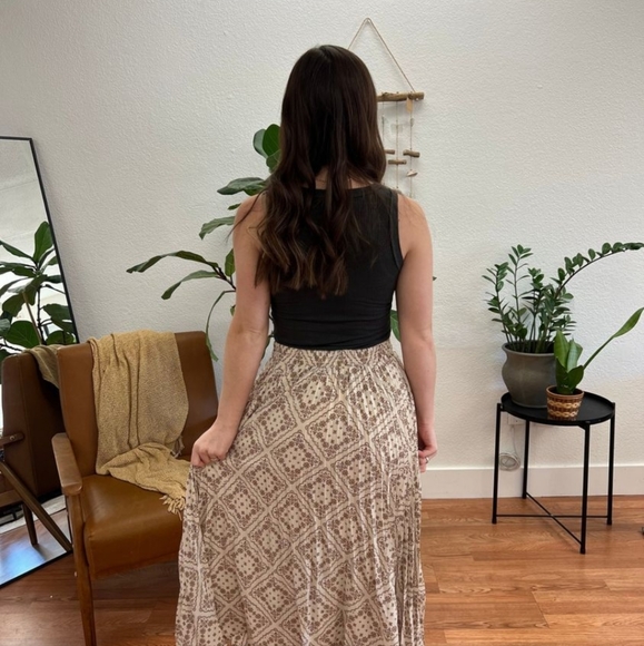 Pleated midi length skirt with boho prints - Picture 9 of 9